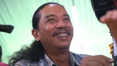 Anh họa sĩ truyền nghề cho người khuyết tật