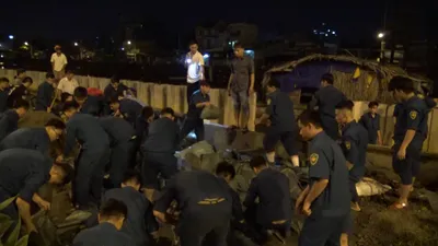 Trắng đêm khắc phục sự cố vỡ tường bao tại quận 8