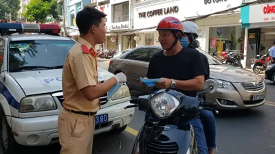 Video: CSGT TP.HCM phát khẩu trang miễn phí cho người dân