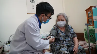 Khám bệnh tại nhà cho người già trong mùa COVID-19