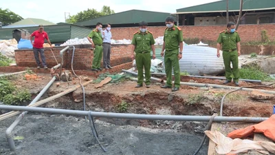 Phát hiện cơ sở sản xuất bao bì xả thải ra môi trường