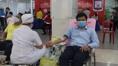 Cán bộ khối Dân-Chính-Đảng TP.HCM hiến máu mùa dịch COVID-19