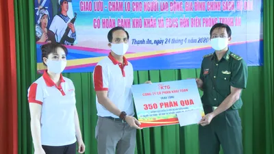 Tặng 350 phần quà cho người dân, chiến sĩ xã đảo Thạnh An
