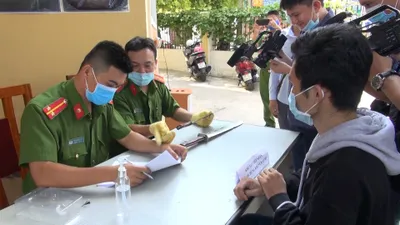 Người dân Bình Thạnh đem súng ngắn, đạn... nộp cho công an