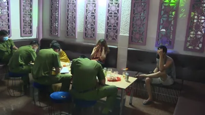 Quán karaoke mở cửa đón khách bất chấp lệnh cấm