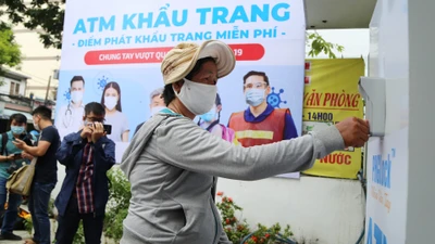 Cận cảnh 'ATM khẩu trang' đầu tiên ở Sài Gòn