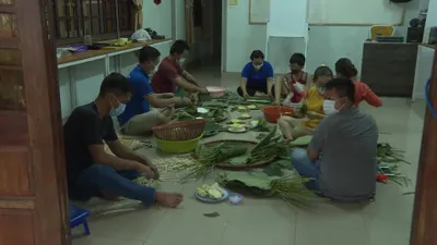 Thầy giáo gói hàng trăm chiếc bánh chưng gửi vào khu cách ly