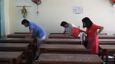 Đà Nẵng: Thầy cô dọn dẹp trường học đón học sinh trở lại lớp 