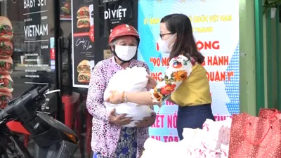 Đổ xô đi đổi rác thải nhựa lấy gạo