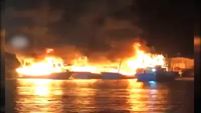 Nghệ An: 5 tàu đánh cá cháy dữ dội khi đang neo đậu