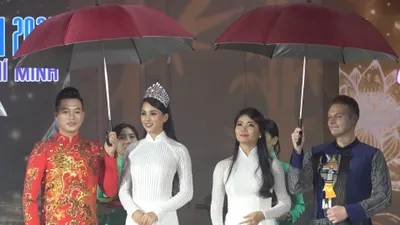 Nghệ sĩ khoe sắc trong đêm khai mạc Lễ hội áo dài TP.HCM 2020