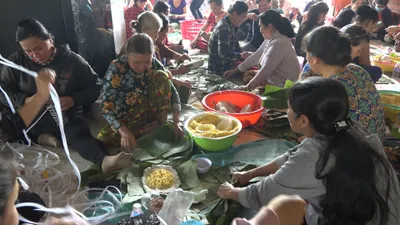 Gói hàng ngàn đòn bánh tét gửi bà con vùng lũ miền Trung