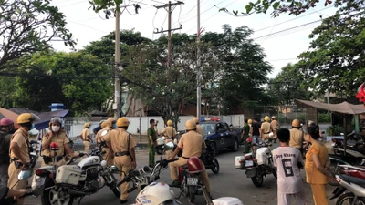 Video:Hàng trăm quái xế chạy tán loạn khi bị công an truy đuổi