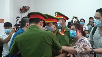 Video: Mẹ tài xế Mercedes khóc ngất vì con trai lãnh án 