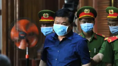 Vụ Đinh La Thăng: Luật sư xin hoãn bào chữa, ra về vì quá mệt