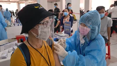 Video: Công nhân tại Bình Dương đồng loạt được tiêm vaccine phòng COVID-19 mũi 1