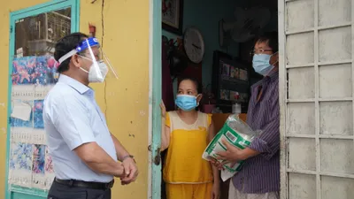 Video: Bộ LĐ-TB&XH trao túi an sinh xã hội hỗ trợ người lao động khó khăn 