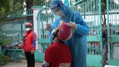 Video: Shipper xếp hàng từ sớm để lấy mẫu xét nghiệm COVID-19 tiếp tục hoạt động