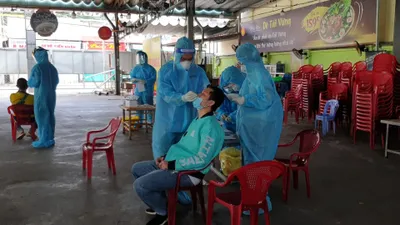 Video: Shipper vui mừng được xét nghiệm COVID-19 miễn phí để sẵn sàng giao hàng