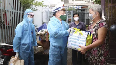 Video: Chiến sĩ nhà giàn DK1 tặng 300 túi an sinh hỗ trợ người dân TP.HCM 