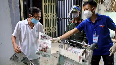 Video: Người dân TP.HCM được tặng báo miễn phí tận nhà