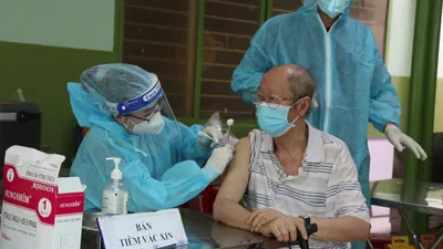 Video: Người cao tuổi ở TPHCM đồng tình tiêm vaccine thay thế Moderna