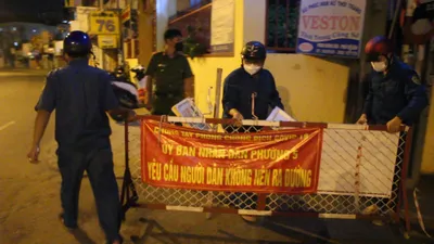 Video: Tháo dỡ rào chắn trong đêm ở quận Phú Nhuận, TP.HCM