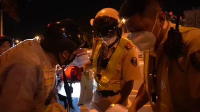 Video: Bị kiểm tra nồng độ cồn, nam thanh niên ra điều kiện với CSGT 