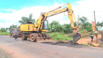 Video: Tỉnh lộ hàng trăm tỷ đồng, chưa nghiệm thu đã hư hỏng