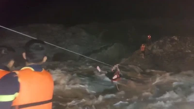 Video: 16 giờ nghẹt thở giải cứu thành công 3 người bị mắc kẹt giữa sông Ba 