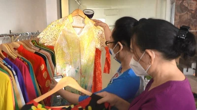 ‘Áo dài 0 đồng’ ấm lòng chị em phụ nữ ngày 8-3