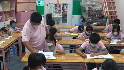 Video: Thầy giáo 'bánh mì' hơn 10 năm dạy chữ cho học trò nghèo