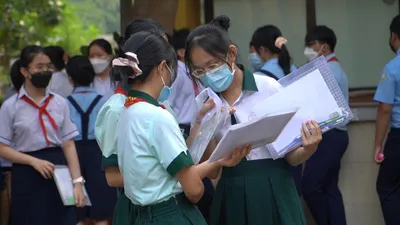 Thí sinh TP.HCM hồi hộp bước vào môn thi đầu tiên, kỳ thi vào lớp 10