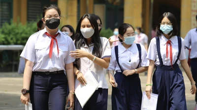 Thí sinh rạng rỡ rời phòng thi: Đề văn dễ và mới lạ 