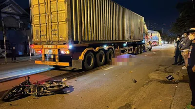 Video: Sau va chạm với ô tô, người đi xe máy ngã ra đường bị container cán tử vong