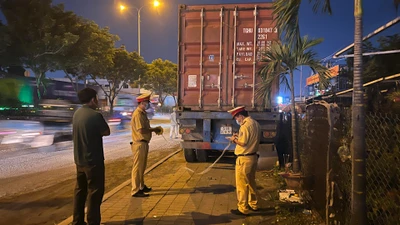 Video: Xe container lùi trên vỉa hè, cán chết một người đàn ông 