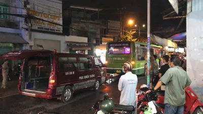 Video: Va quẹt ngã ra đường, một người bị xe buýt cán tử vong
