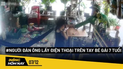 Nóng hôm nay: Người đàn ông lấy điện thoại trên tay bé gái 7 tuổi