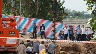 Video: Cập nhật tình hình giải cứu bé trai bị rơi vào trụ bê tông sâu 35 m