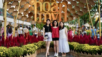 Chen chân check-in đường hoa xuân Phú Mỹ Hưng trong đêm khai mạc