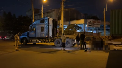 Video: Xe máy tông vào container đang lùi, một người chết tại chỗ