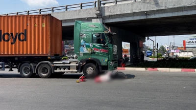 Video: Container va chạm xe máy ở ngã tư An Sương, một người tử vong 