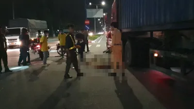 Container cuốn xe máy vào gầm, nam bảo vệ tử vong