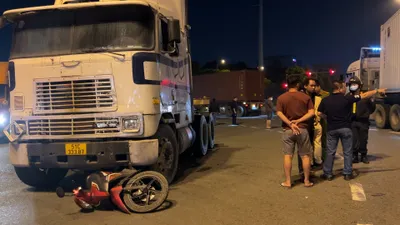 Video: Xe đầu kéo rẽ phải, cán chết người đi xe máy