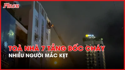 Tòa nhà 7 bảy tầng bốc cháy dữ dội, nhiều người chờ cứu