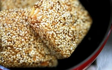 Bánh khô mè Cẩm Lệ