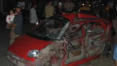 Kinh hoàng xe lửa tông sáu ôtô, ít nhất hai người chết, 26 người bị thương