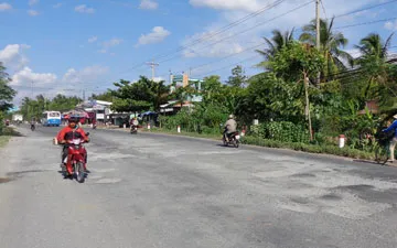 Hơn 50 km quốc lộ 50 qua Chợ Gạo (Tiền Giang) hư hỏng nặng