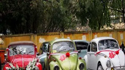 Hà Nội: Sốc với đám rước dâu bằng dàn ô tô cổ