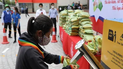 Trường đại học mở 'ATM gạo' giúp người nghèo trong dịch COVID